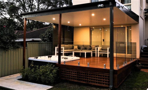 Outdoor decking with spa 